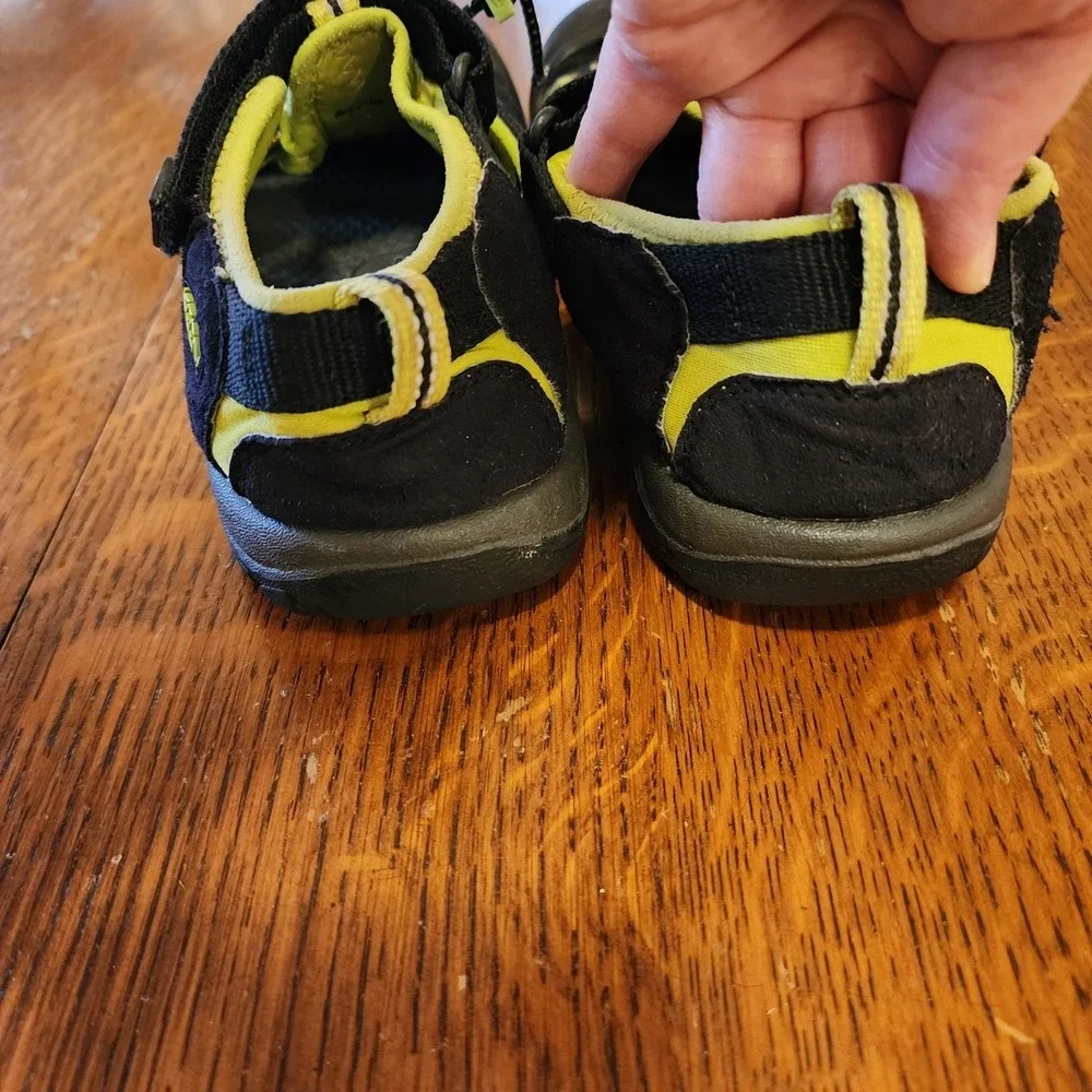 Keen Big Kids Newport H2 Sandals Size 3 US Black Green Hiking‎ Play Beach Shoes
